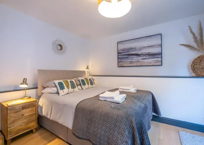 Modern Apt Near Gardens With Large Decking Area - Vivre Retreats