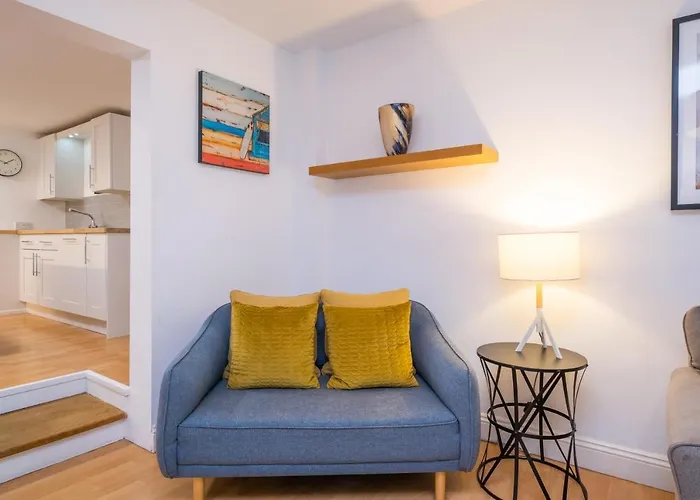 Modern Apt Near Gardens With Large Decking Area - Vivre Retreats