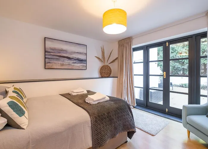 Modern Apt Near Gardens With Large Decking Area - Vivre Retreats