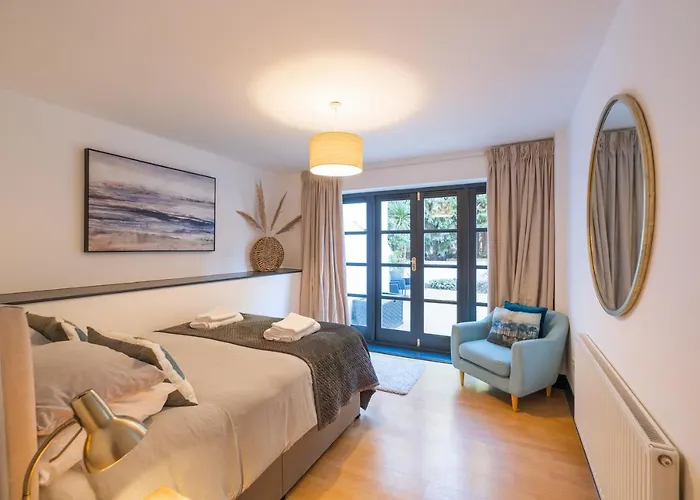 Modern Apt Near Gardens With Large Decking Area - Vivre Retreats