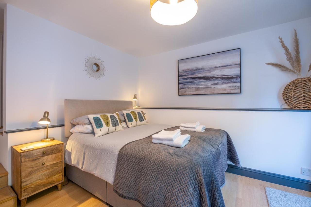 Apartment Modern Near Gardens With Large Decking Area - Vivre Retreats *