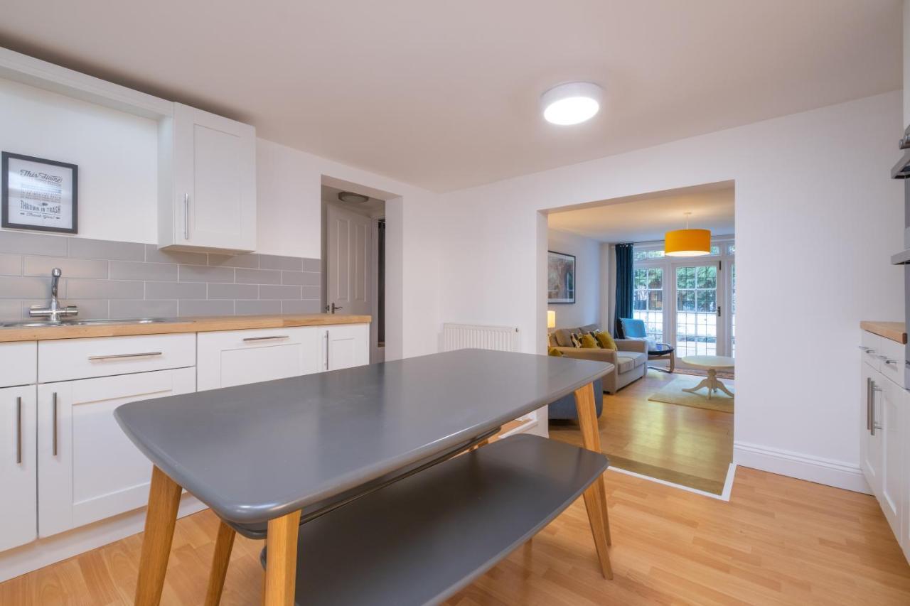 Modern Near Gardens With Large Decking Area - Vivre Retreats Apartment