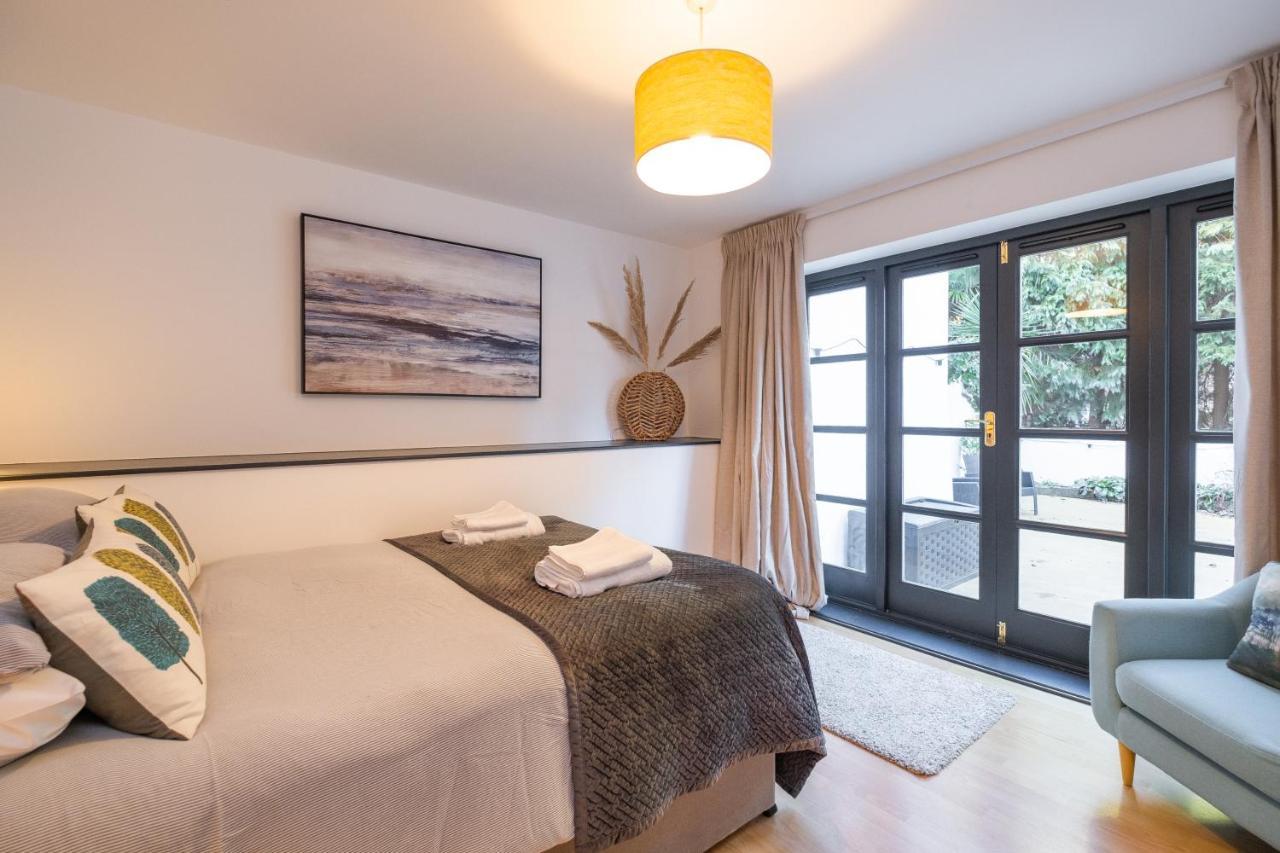 Modern Near Gardens With Large Decking Area - Vivre Retreats Bournemouth