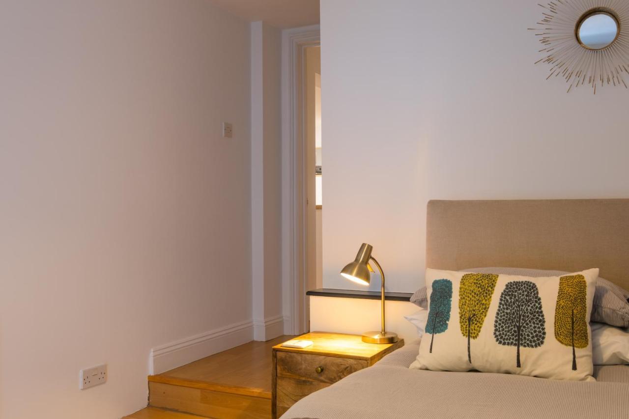 Modern Near Gardens With Large Decking Area - Vivre Retreats *