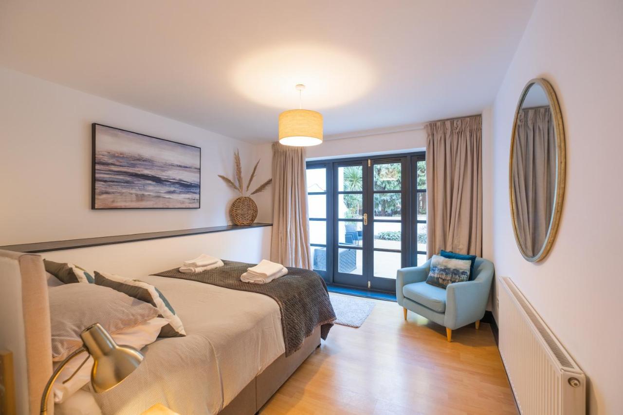 Apartment Modern Near Gardens With Large Decking Area - Vivre Retreats