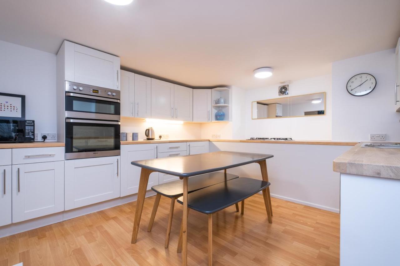 Modern Near Gardens With Large Decking Area - Vivre Retreats