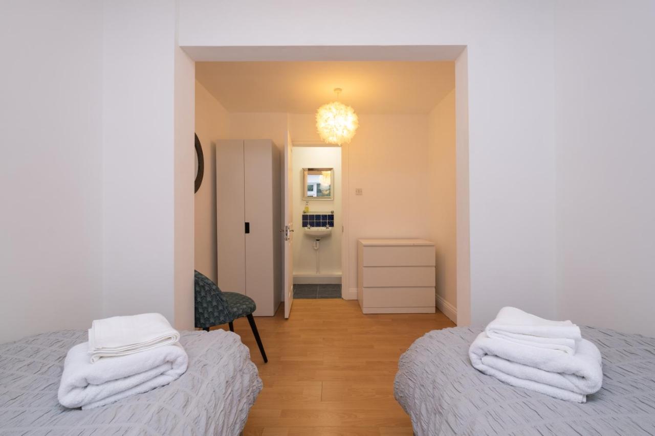 Modern Near Gardens With Large Decking Area - Vivre Retreats *