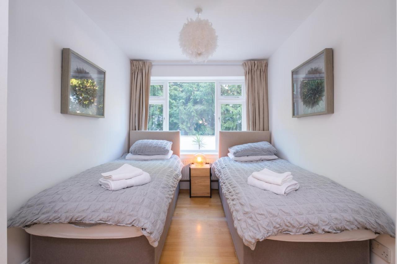 Apartment Modern Near Gardens With Large Decking Area - Vivre Retreats