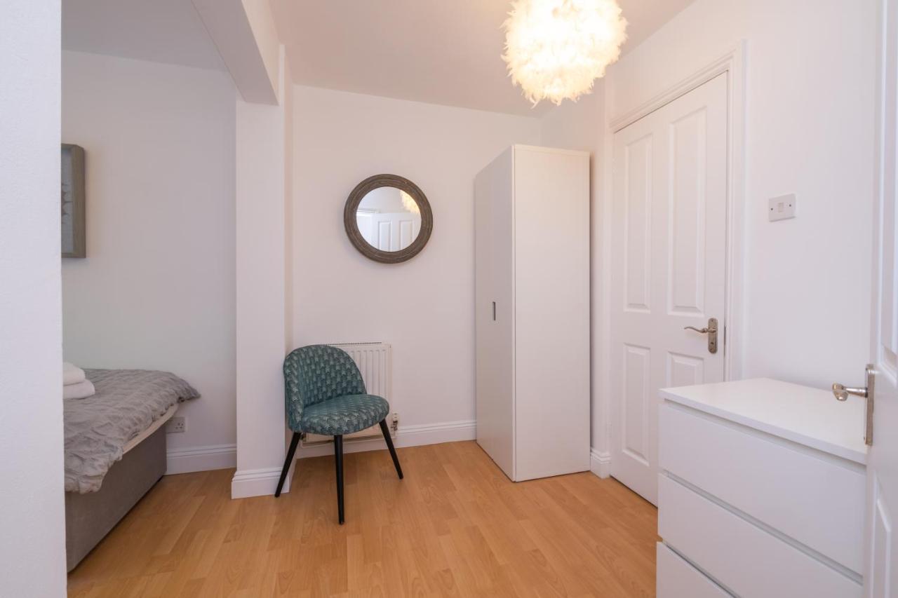 Apartment Modern Near Gardens With Large Decking Area - Vivre Retreats *