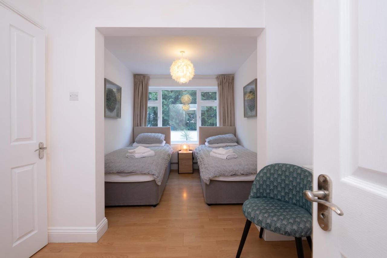 Modern Near Gardens With Large Decking Area - Vivre Retreats Bournemouth