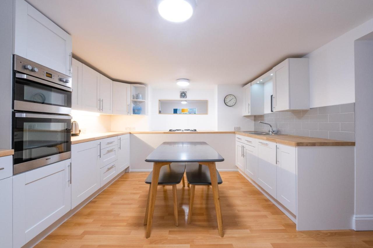 Modern Near Gardens With Large Decking Area - Vivre Retreats *