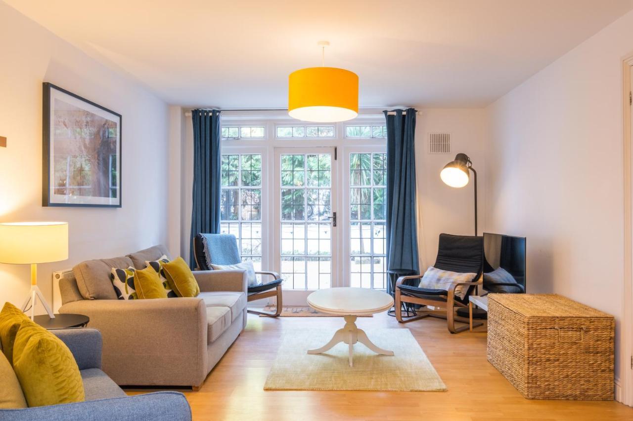 Modern Near Gardens With Large Decking Area - Vivre Retreats Apartment *