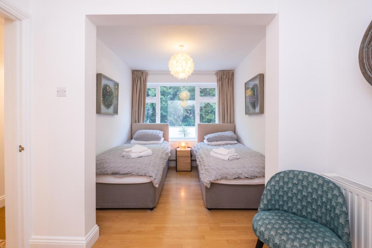 Modern Near Gardens With Large Decking Area - Vivre Retreats *
